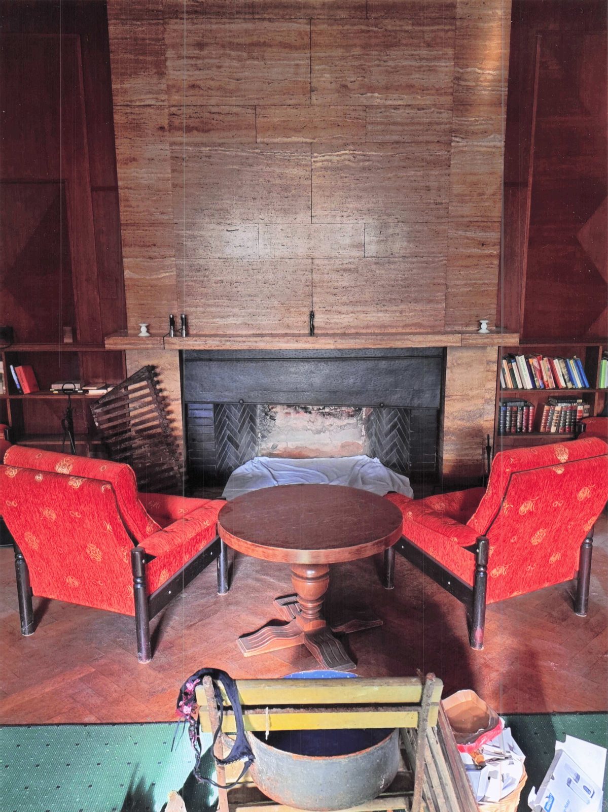Salon — zwei rote Sessel, Kamin, Bibliothek
