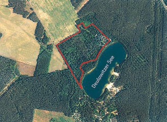 Luftbild: das Areal des Seehofs am Deulowitzer See, rot umrandet